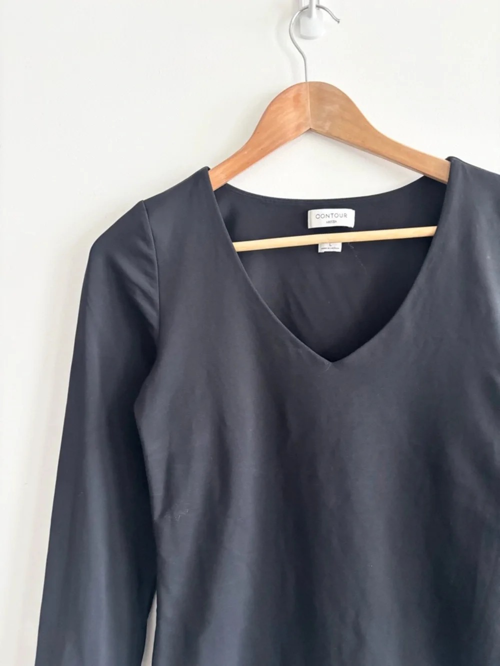 Aritzia Contour Black V-Neck Long Sleeve Bodysuit - Picture 4 of 13